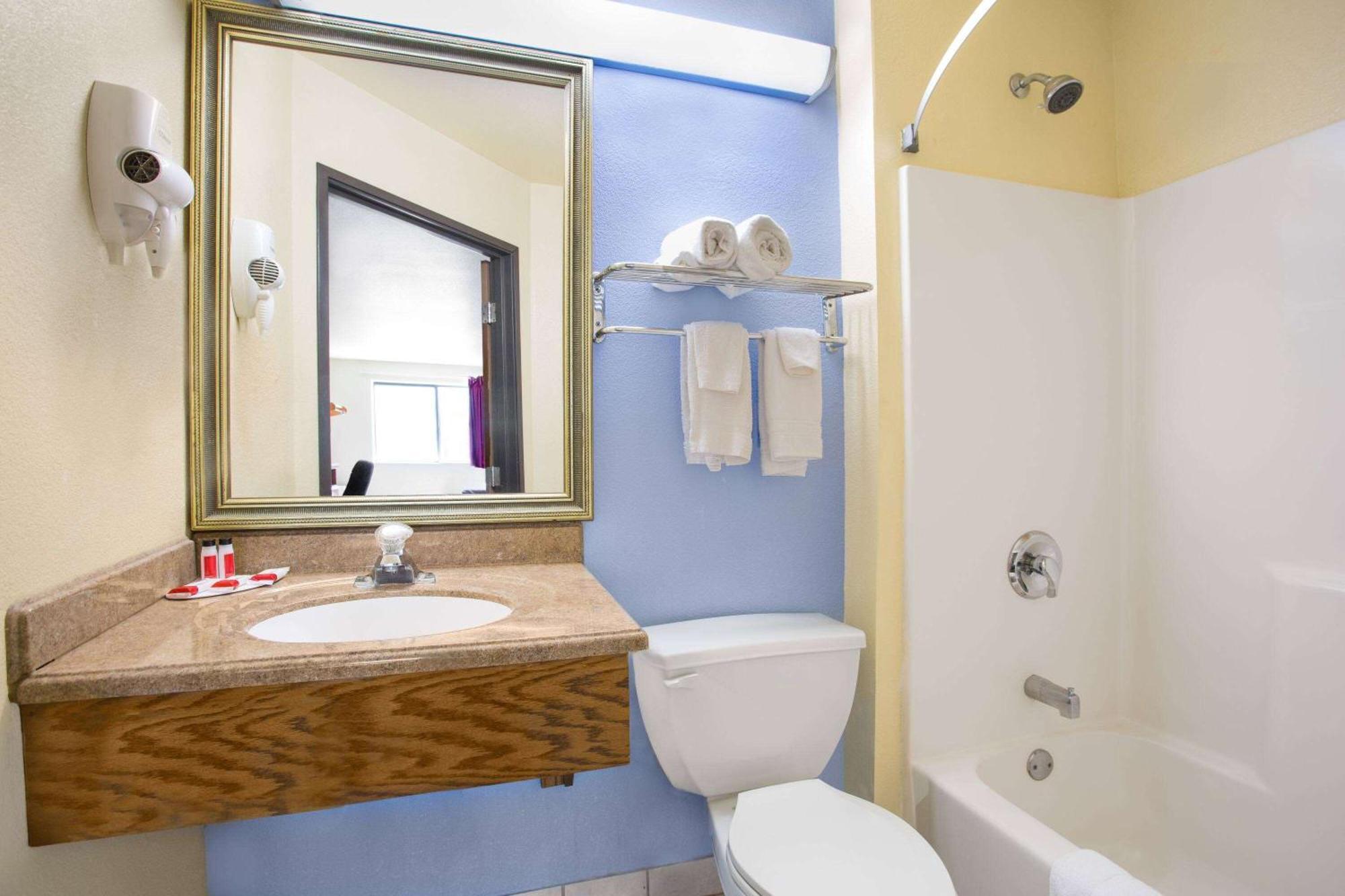 Super 8 By Wyndham Lynchburg Va Otel Dış mekan fotoğraf