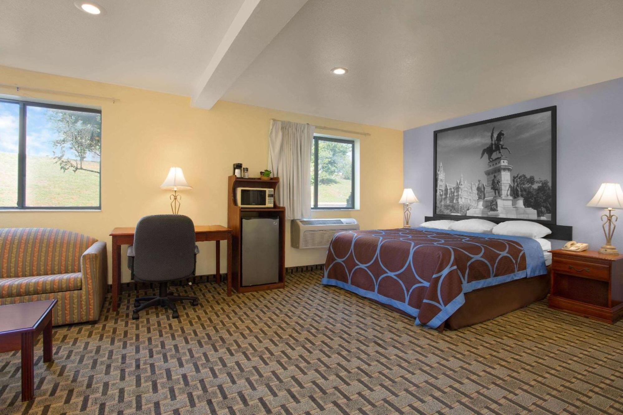Super 8 By Wyndham Lynchburg Va Otel Dış mekan fotoğraf