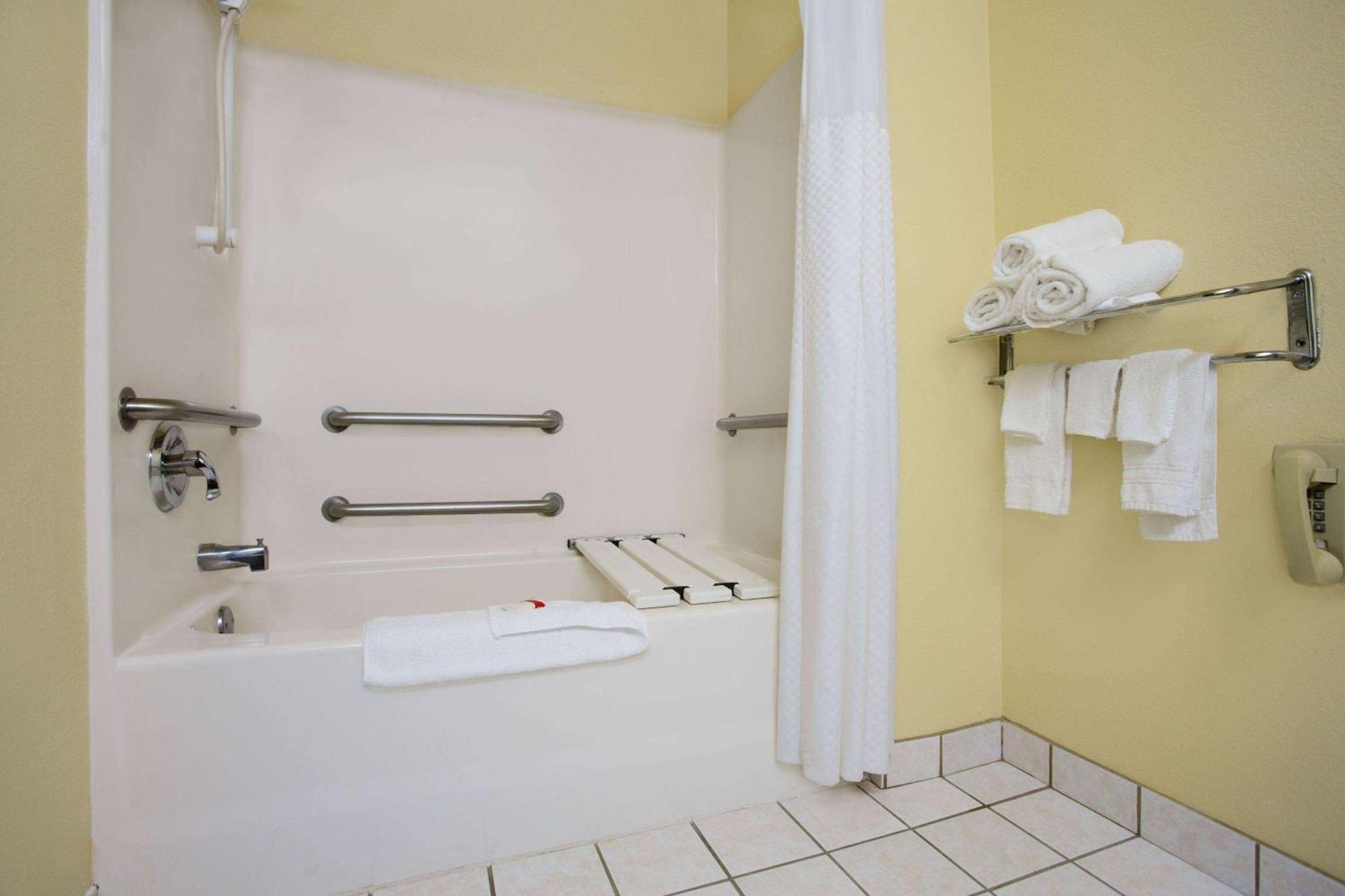 Super 8 By Wyndham Lynchburg Va Otel Dış mekan fotoğraf