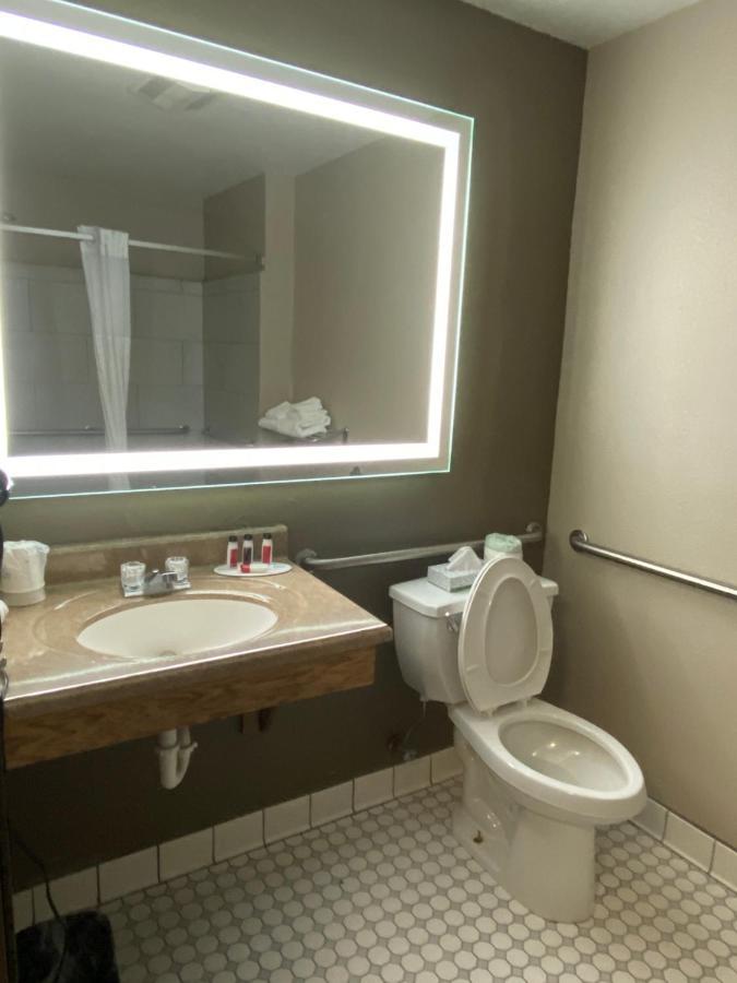 Super 8 By Wyndham Lynchburg Va Otel Dış mekan fotoğraf